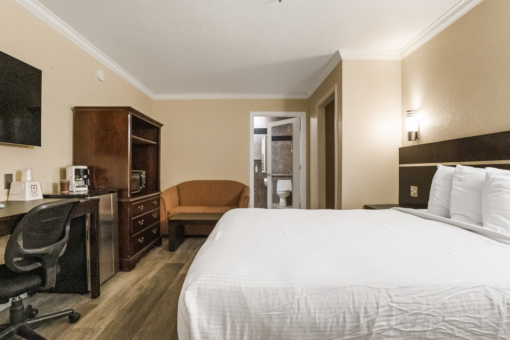 One Queen Bed Accessible - Non Smoking