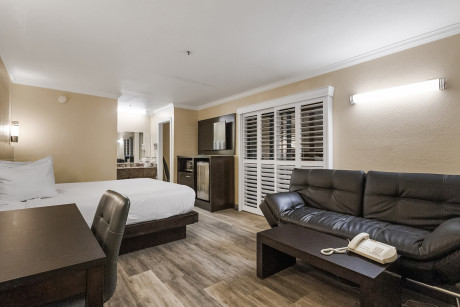 One King Bed - Non Smoking