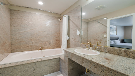Country Inn Sonora - Bathroom
